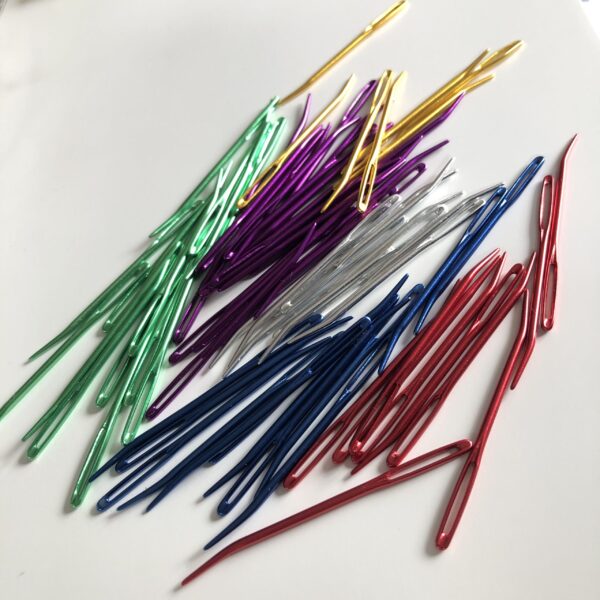 Vernähnadeln / Nadeln aus Metall mit gebogener Spitze in bunten Farben