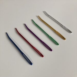 Vernähnadeln / Nadeln aus Metall mit gebogener Spitze in bunten Farben